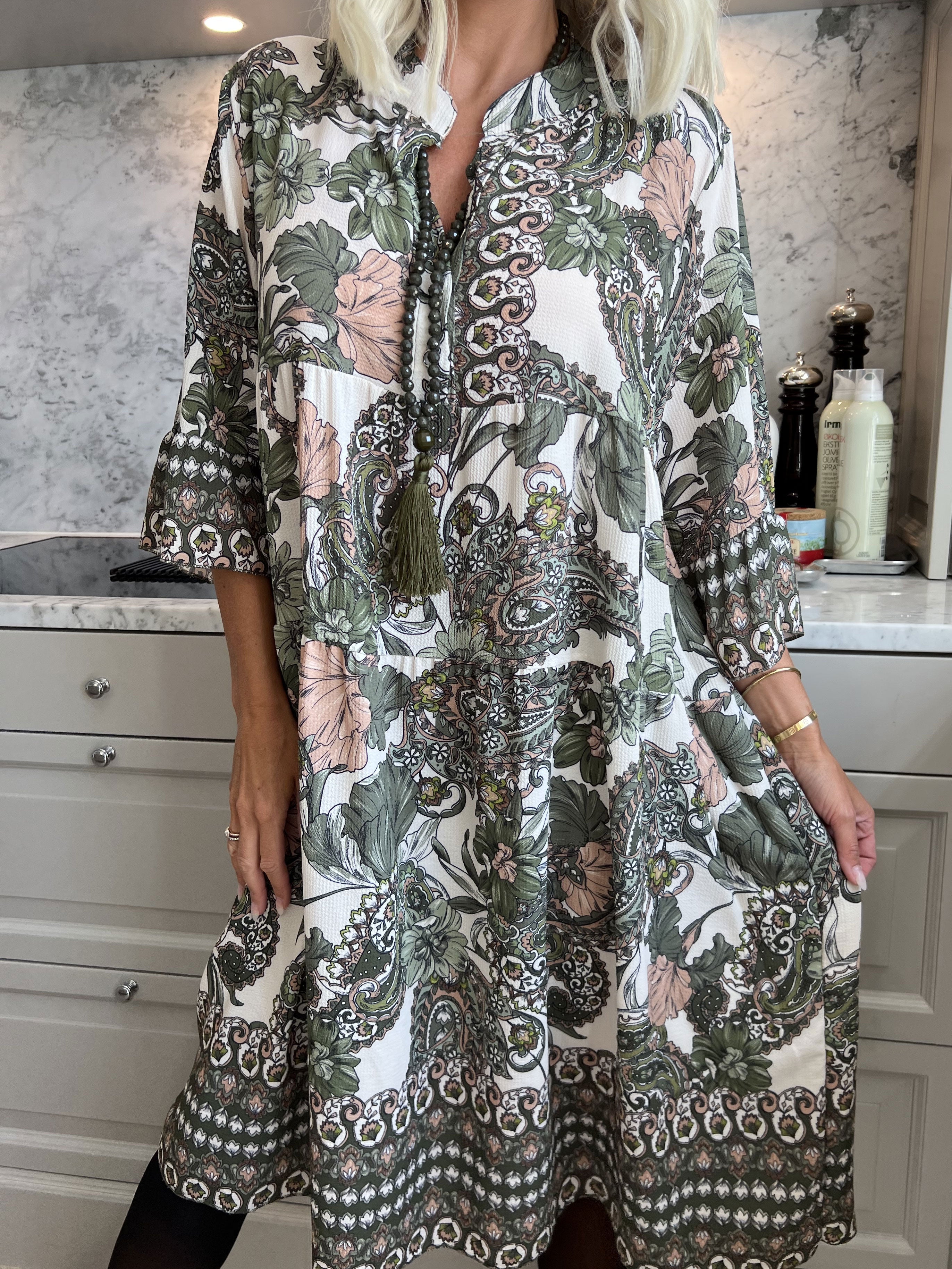 Mie - Mönstrad klänning med knappar på bröstet